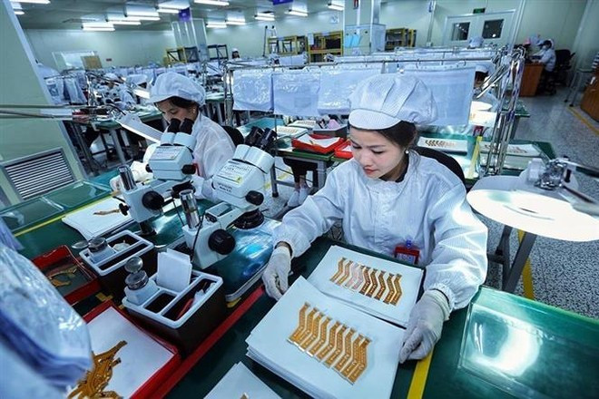 附图:促进科技发展成为新时代中的发展动力。图自越通社 cong-nghe-1.jpg