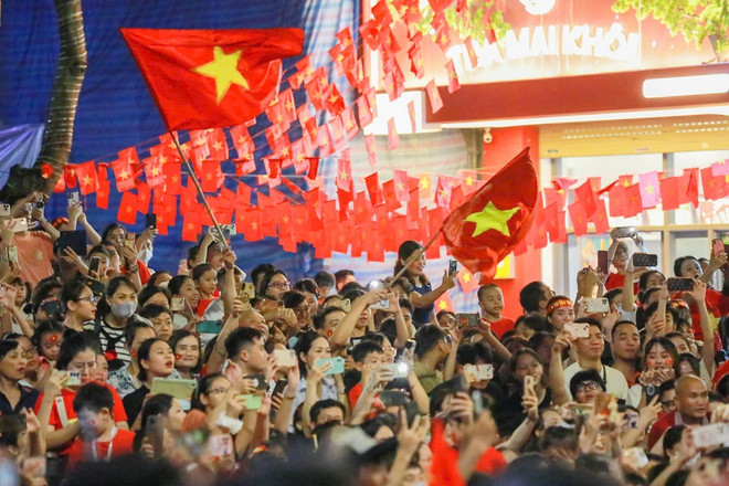 全国人民展现了自己的爱国情怀和民族自豪感。图自越通社 vna-potal-am-long-nhung-buoc-chan-dieu-binh-trong-vong-tay-nhan-dan-8239333.jpg