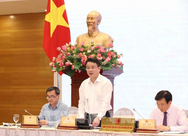财政部副部长陈国方发表讲话。图自越通社 181751-hop-bao-chinh-phu-thuong-ky-thang-4-2025.jpg