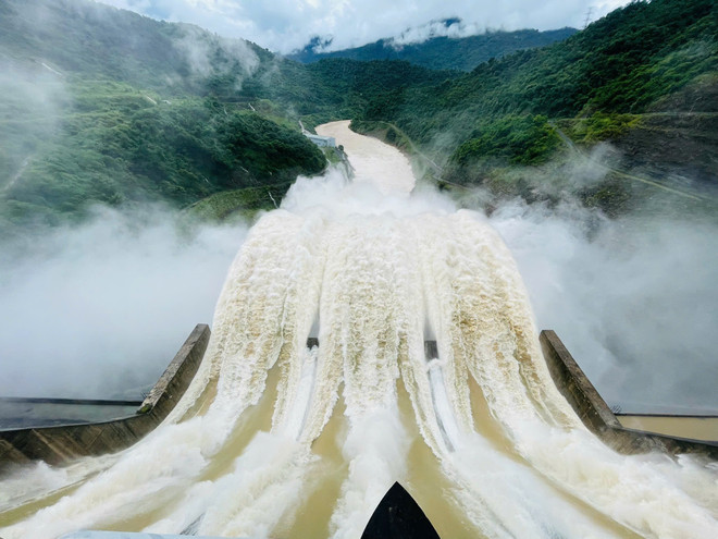 乂安省本伟(Bản Vẽ)水电站将根据实际情况灵活调节泄洪计划。图自越通社 ho-thuy-dien-ban-ve-cat-giam-lu-linh-hoat-phu-hop-cho-vung-ha-du-ttxvn.jpg
