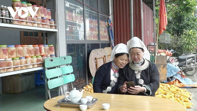 风关村瑶前妇女在社交网络和电子商务网站上进行直播和发布产品的形象已经广为人知。图自越南之声 ccl-anh3-iskl.jpg
