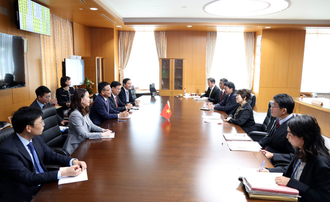 越南政府副总理黎成龙会见日本文部科学大臣安倍俊子。图自越通社 pttg-tiep-bo-truong-giao-duc-nhat-ban-1757563005758987250583.jpg