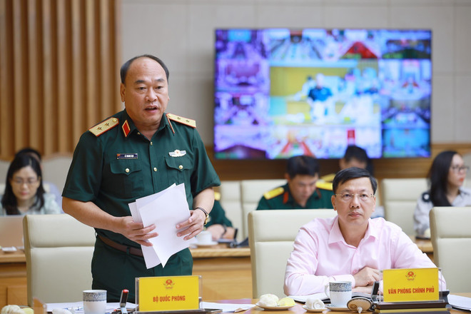国防部代表在会上发言。图自越通社 vna-potal-thu-tuong-chu-tri-phien-hop-lan-thu-18-ban-chi-dao-chong-khai-thac-hai-san-bat-hop-phap-8352923.jpg