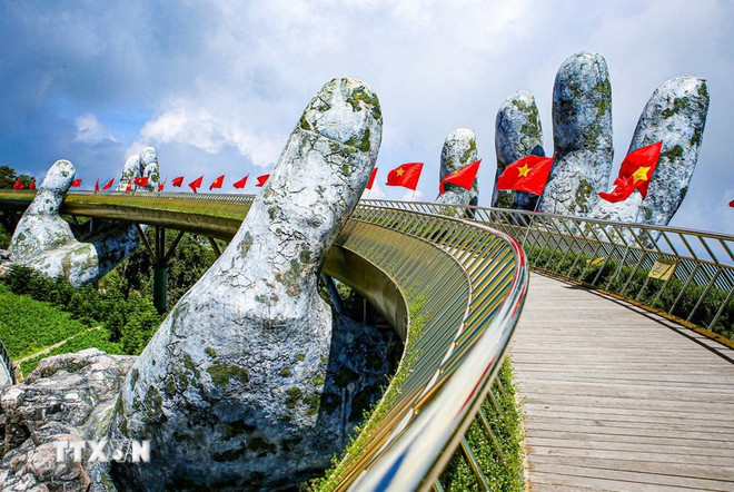 岘港市金桥——国内外游客的热门目的地之一。图自越通社 cau-vang-da-nang-5391.jpg