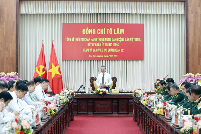 苏林总书记在会上发言。图自越通社 vna-potal-tong-bi-thu-to-lam-tham-va-lam-viec-tai-quan-doan-12-8190886.jpg