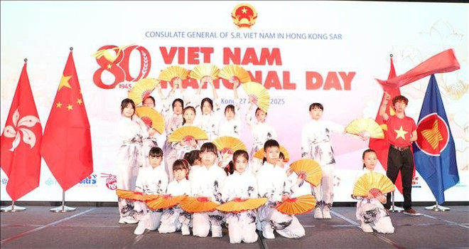 招待会上的文艺节目。图自越通社 hongkong-vietnam-28082025-04.jpg