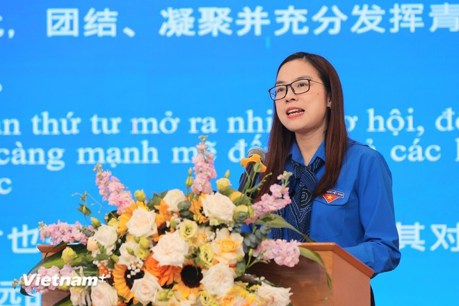 胡志明共青团中央青年阵线委员会副主任陈怀明同志在座谈会上发言。图自Vietnam+ tntq-2.jpg