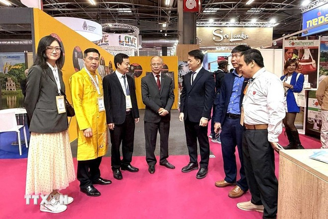 越南驻法国特命全权大使丁全胜大使参观展位。图自越通社 phap2.jpg