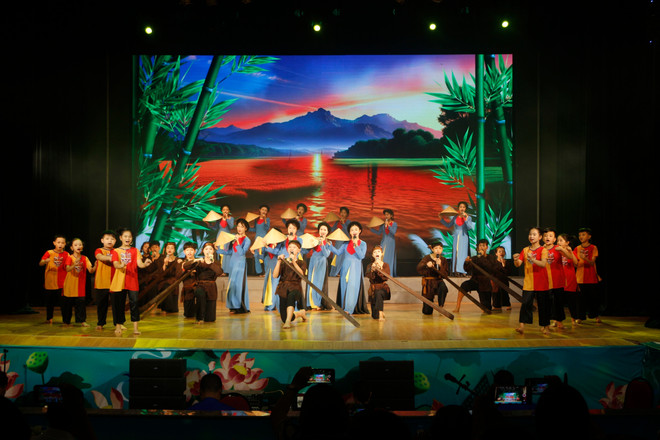 学生们的表演节目。图自越通社 vna-potal-giu-mach-nguon-vi-giam-xu-nghe-8185011.jpg