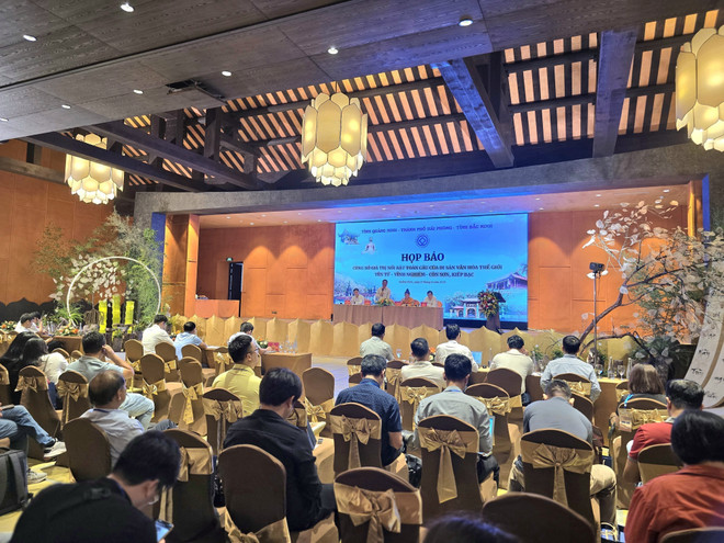 新闻发布会现场。图自越通社 vna-potal-hop-bao-cong-bo-gia-tri-toan-cau-cua-quan-the-di-san-van-hoa-the-gioi-yen-tu-vinh-nghiem-con-son-kiep-bac-8216728.jpg