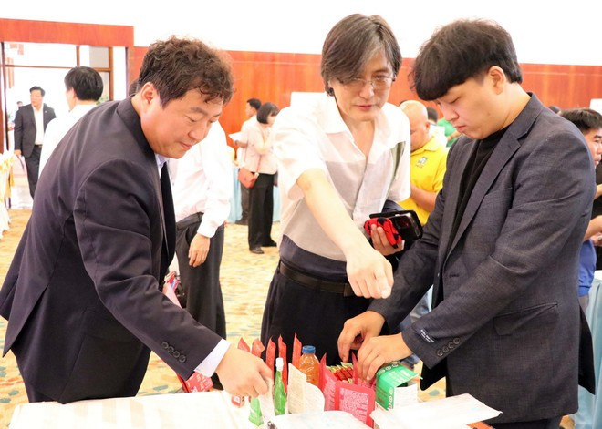 韩国企业在越南推介其产品。图自越通社 doanh-nghiep-han-quoc.jpg