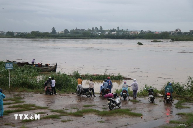 广治省遭受严重影响。图自越通社 nuoc-ngap-quang-ngai-3.jpg