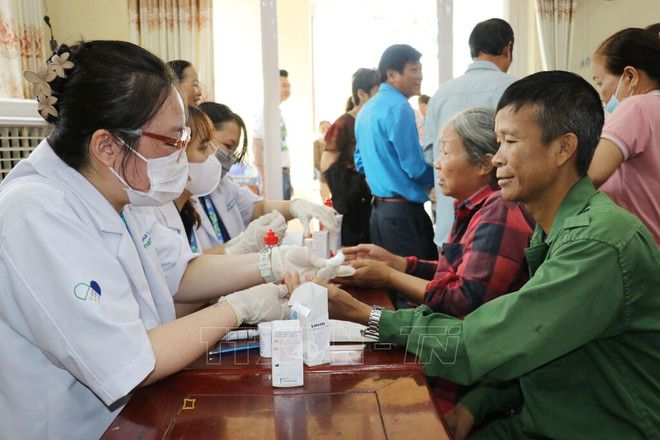 困难群众可享受免费诊疗服务。图自越通社 114312-nguoi-dan-co-hoan-canh-kho-khan-tai-phuong-tan-phu-thanh-pho-dong-xoai-tinh-binh-phuoc-duoc-kham-benh-tai-chuong-trinh-anh-nhat-binh-ttxvn.jpg