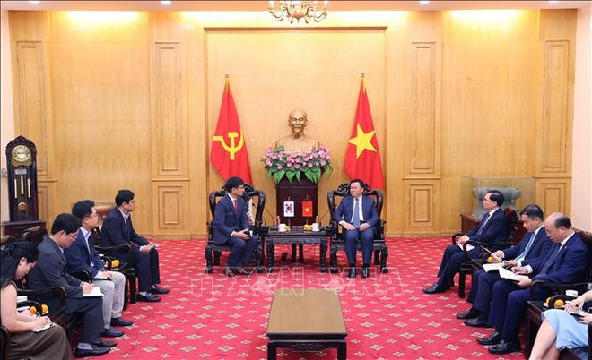 阮春胜院长还会见了三星越南总经理Na Ki Hong。图自越通社 vna-potal-dong-chi-nguyen-xuan-thang-tiep-tong-giam-doc-samsung-viet-nam-stand.jpg