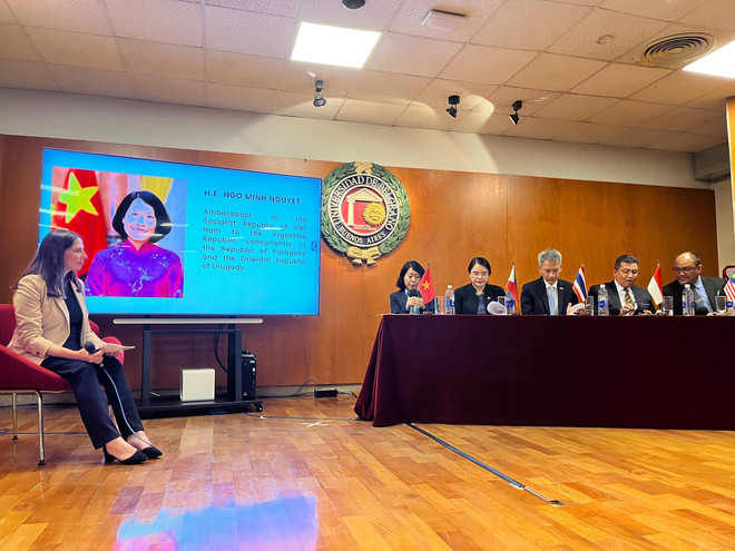 越南驻阿根廷大使吴明月在研讨会上发言。图自越通社 vna-potal-viet-nam-tham-du-hoi-thao-asean-tai-argentina-8339468.jpg