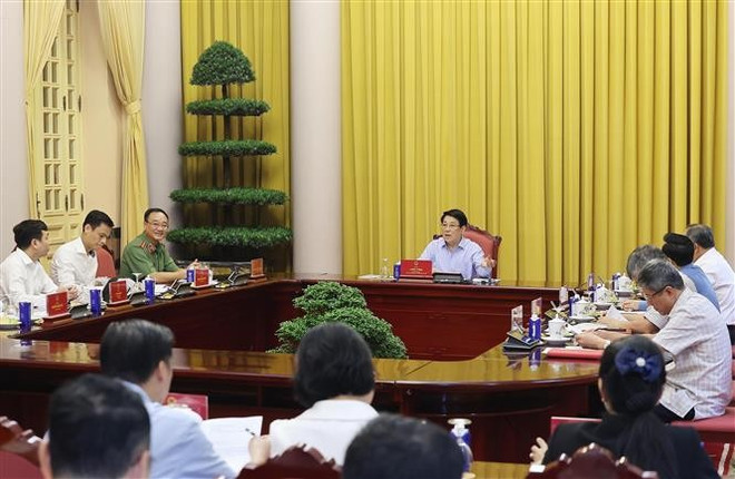 会议现场。图自越通社 vna-potal-chu-tich-nuoc-chu-tri-buoi-lam-viec-ve-cong-tac-chuan-bi-cho-le-mo-ky-cong-uoc-ha-noi-8339712.jpg