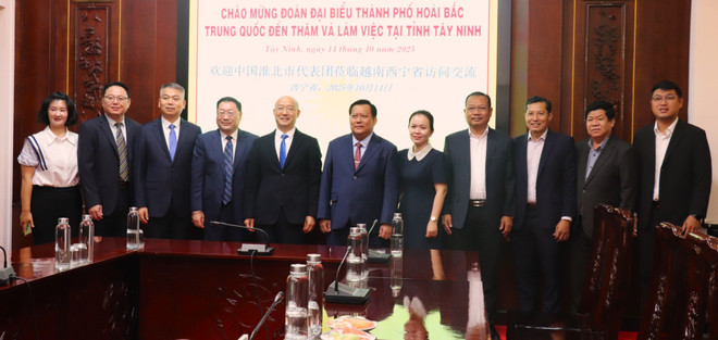双方代表合影。图自越通社 vna-potal-tay-ninh-viet-nam-hoai-bac-trung-quoc-tang-cuong-hop-tac-8338977.jpg