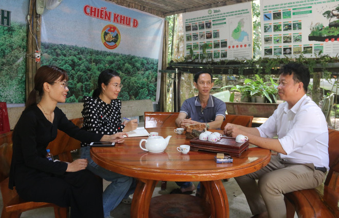 越通社记者与Đ战区工作人员亲切交流。图自越通社 vna-potal-dong-thong-tin-chinh-thong-tu-chien-khu-d-8254253.jpg