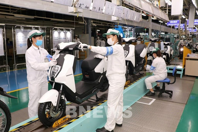 自2026年7月1日起,将禁止使用化石燃料的摩托车在河内市一环路内行驶,力争按照路线图逐步全面淘汰此类车辆。图自越通社 ev.jpg