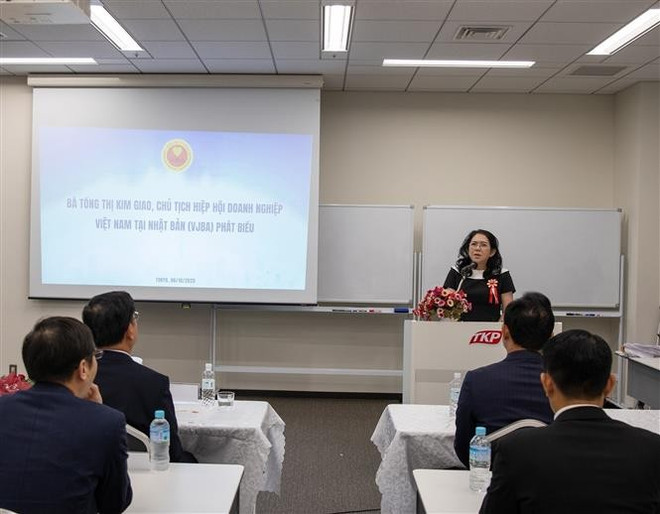 新一任期委员会代表、协会主席、Motiti集团董事长宋氏金姣发表讲话。图自越通社 vna-potal-hiep-hoi-doanh-nghiep-viet-nam-tai-nhat-ban-ra-mat-ban-chap-hanh-nhiem-ky-2025-2028-8320344.jpg