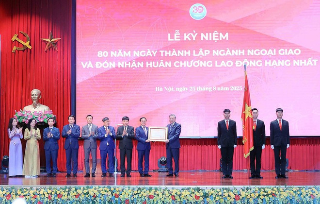 苏林总书记向外交部授予一等劳动勋章。图自越通社 image-1.jpg