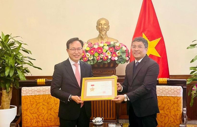 vna-potal-trao-ky-niem-chuong-vi-su-nghiep-ngoai-giao-viet-nam-tang-tgd-samsung-viet-nam-7855373.jpg