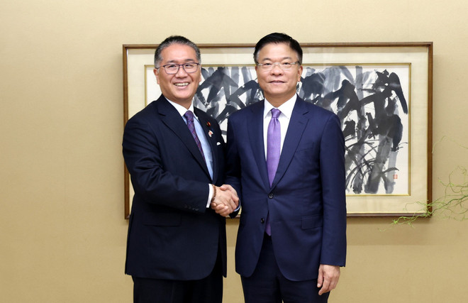 黎成龙副总理与日本复兴相伊藤忠彦。图自越通社 tiep-bo-truong-tai-thiet-nhat-ban-17575630057731498904113.jpg