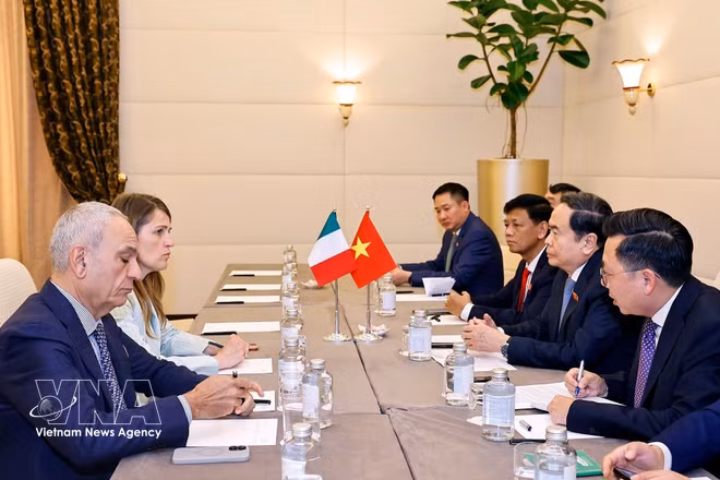 vnanet-potal-chu-tich-quoc-hoi-tran-thanh-man-tiep-chu-tich-nhom-nghi-si-huu-nghi-italy-viet-nam-8700909.jpg
