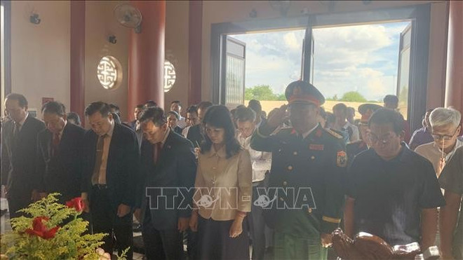 上香缅怀胡志明主席。图自越通社 vna-potal-cong-dong-nguoi-viet-tai-lao-ky-niem-135-nam-ngay-sinh-chu-tich-ho-chi-minh-stand.jpg
