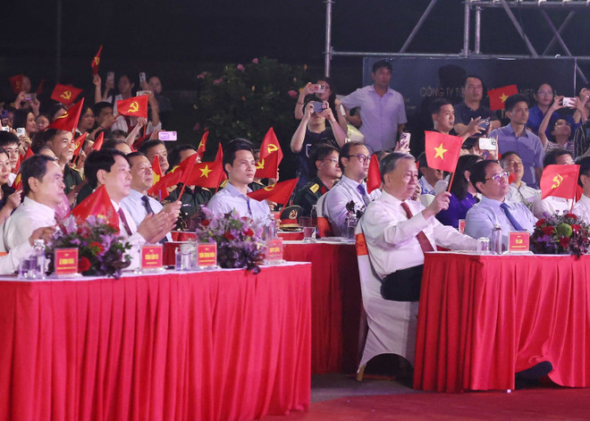 党和国家领导人出席特别文艺晚会《您是胡志明》。图自越通社 vna-potal-lanh-dao-dang-nha-nuoc-du-chuong-trinh-nghe-thuat-dac-biet-nguoi-la-ho-chi-minh-8039884.jpg