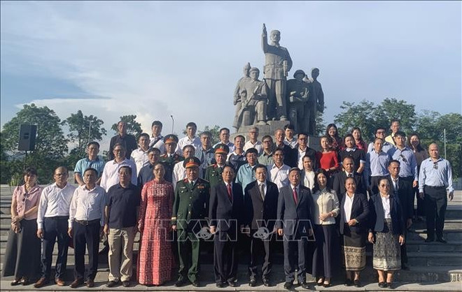越老两国代表还一同前往甘蒙省越老战斗联盟纪念碑敬香。图自越通社 vna-potal-nguoi-viet-nam-tai-lao-ky-niem-135-nam-ngay-sinh-chu-tich-ho-chi-minh-stand.jpg