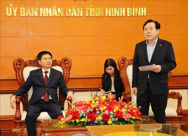 韩国中小企业协会会长金基文在活动上发言。图自越通社 ninh-binh2-210825.jpg