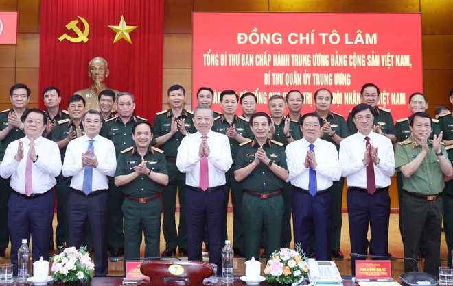 苏林与各位代表合影。图自越通社 tong-bi-thu-to-lam-va-cac-dai-bieu-chup-anh-chung-anh-ttxvn.jpg