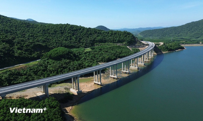 北南东部高速公路某分项目中的一座跨湖高架桥。图自越通社 cau-vung-ang.jpg
