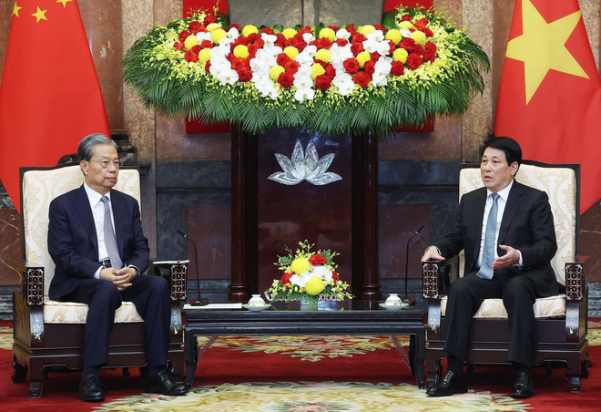 国家主席梁强与中国全国人大委员长赵乐际进行交谈。图自越通社 vna-potal-chu-tich-nuoc-luong-cuong-tiep-uy-vien-truong-nhan-dai-toan-quoc-trung-quoc-trieu-lac-te-8248957-1.jpg