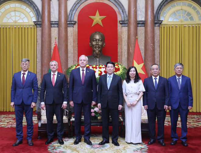 双方代表合影。图自越通社 vna-potal-chu-tich-nuoc-luong-cuong-tiep-chu-tich-ha-vien-belarus-igor-sergeyenko-8248180.jpg