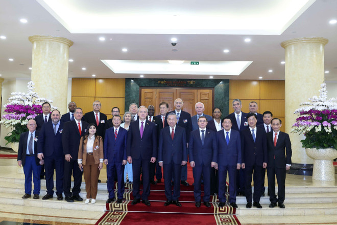 各位代表合影。图自越通社 vna-potal-tong-bi-thu-tiep-truong-doan-chinh-dang-cac-nuoc-du-le-ky-niem-80-nam-quoc-khanh-2-9-8249146.jpg