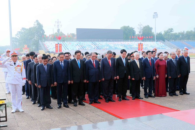 党和国家领导人入陵瞻仰胡志明主席遗容。图自越通社 vna-potal-lanh-dao-dang-nha-nuoc-vao-lang-vieng-chu-tich-ho-chi-minh-nhan-dip-80-nam-quoc-khanh-29-8247899.jpg