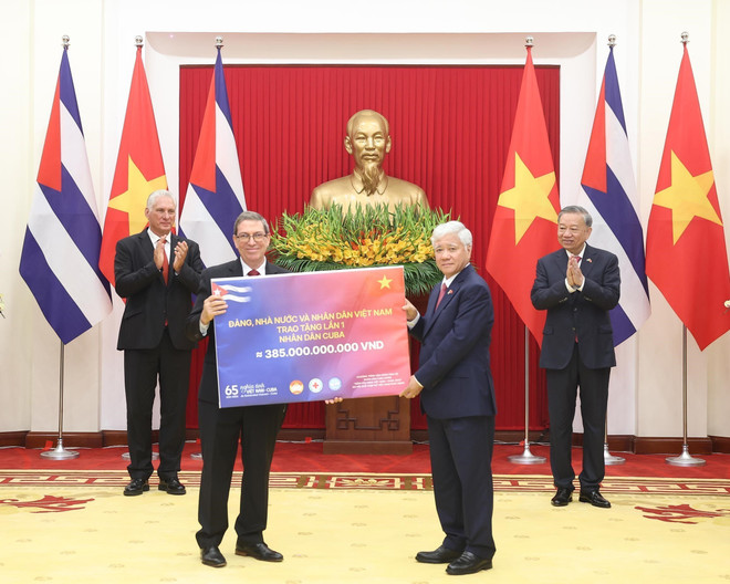 苏林总书记与米格尔·迪亚斯—卡内尔·贝穆德斯主席共同见证越南党、国家和人民捐赠给古巴人民的首批援助资金。图自越通社 vna-potal-tong-bi-thu-va-bi-thu-thu-nhat-chu-tich-nuoc-cuba-chung-kien-le-trao-van-kien-hop-tac-giua-hai-nuoc-8248345.jpg