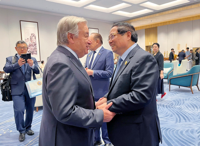 范明政在会见联合国秘书长安东尼奥·古特雷斯。图自越通社 vna-potal-thu-tuong-gap-lanh-dao-mot-so-nuoc-va-to-chuc-tham-du-sco-2025-8247275.jpg