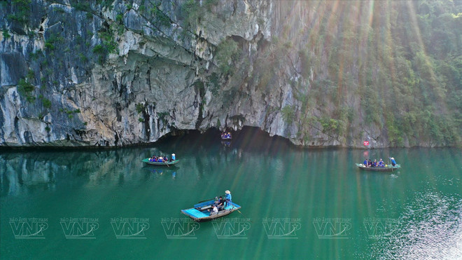 明洞与暗洞位于吉婆群岛,紧密相邻,地处下龙湾与兰夏湾的交界区域。图自越南画报 1526-15-40-12.jpg