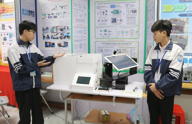 宁平省教育与培训厅主办的省级科学技术竞赛暨初中学生STEM日活动中的参赛作品。图自越通社 vna-potal-ninh-binh-hien-thuc-hoa-nghi-quyet-57-tu-doi-moi-giao-duc-stem-8517347.jpg