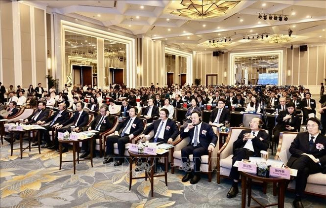 参会代表。图自越通社 vna-potal-tang-cuong-hop-tac-kinh-te-thuong-mai-viet-nam-trung-quoc-stand.jpg