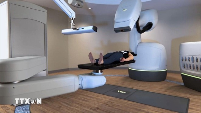 集成人工智能的CyberKnife S7放射外科机器人系统模拟图。图自越通社 benh-vien-ai2.jpg