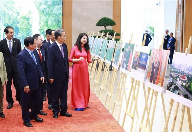 两位领导参观由越通社开展,有关两国关系的图片展。图自越通社 vna-potal-thu-tuong-hoi-kien-uy-vien-truong-nhan-dai-toan-quoc-trung-quoc-8251677.jpg
