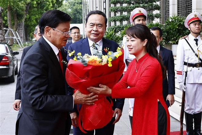 越南国会主席陈青敏迎接老挝人民革命党中央总书记、国家主席通伦·西苏里。图自越通社 vna-potal-chu-tich-quoc-hoi-tran-thanh-man-tiep-tong-bi-thu-chu-tich-nuoc-lao-thongloun-sisoulith-8251510.jpg