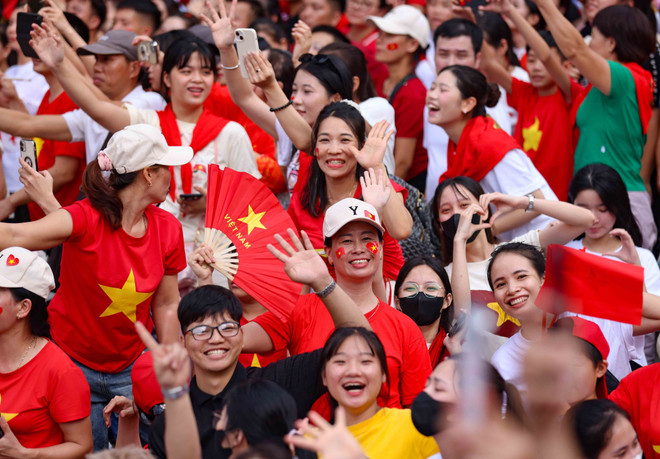 民众纷纷庆祝越南国庆80周年。图自越通社 vna-potal-binh-minh-cua-ngay-doc-lap-lan-thu-80-8250912.jpg