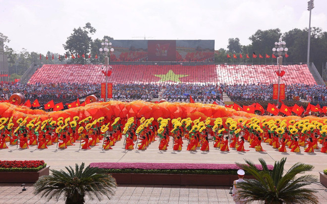 庆祝越南国庆80周年的文艺节目。图自越通社 vna-potal-le-ky-niem-dieu-binh-dieu-hanh-80-nam-cach-mang-thang-tam-va-quoc-khanh-2-9-8251457.jpg