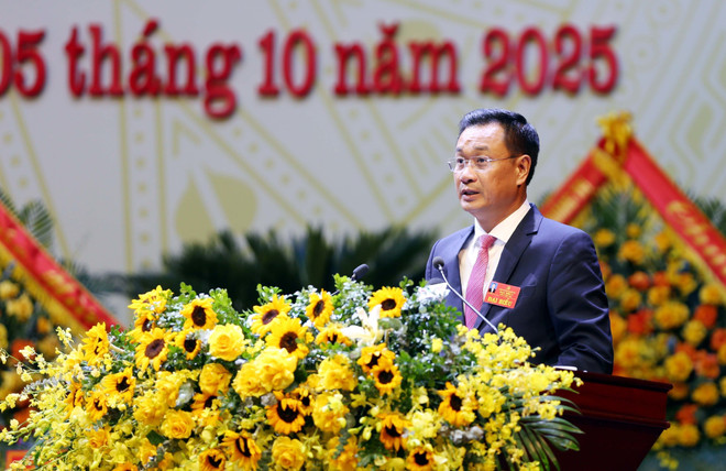 广治省委书记黎玉光致开幕词。图自越通社 vna-potal-be-mac-dai-hoi-dai-bieu-dang-bo-tinh-quang-tri-nhiem-ky-2025-2030-8318607.jpg