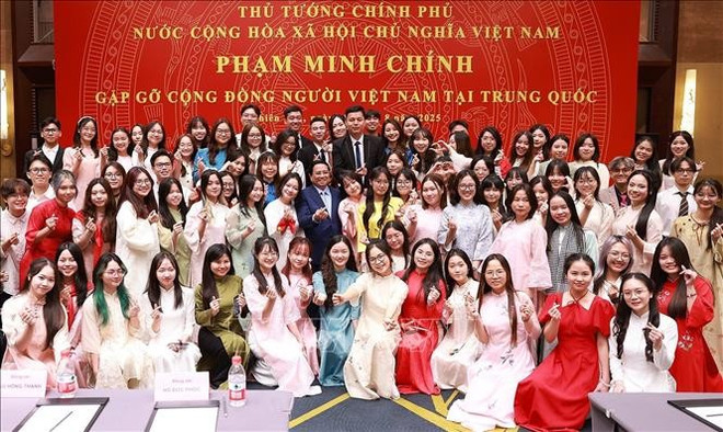 越南政府总理范明政与旅居中国越南人社群代表合影。图自越通社 thu-tuong-ok.jpg